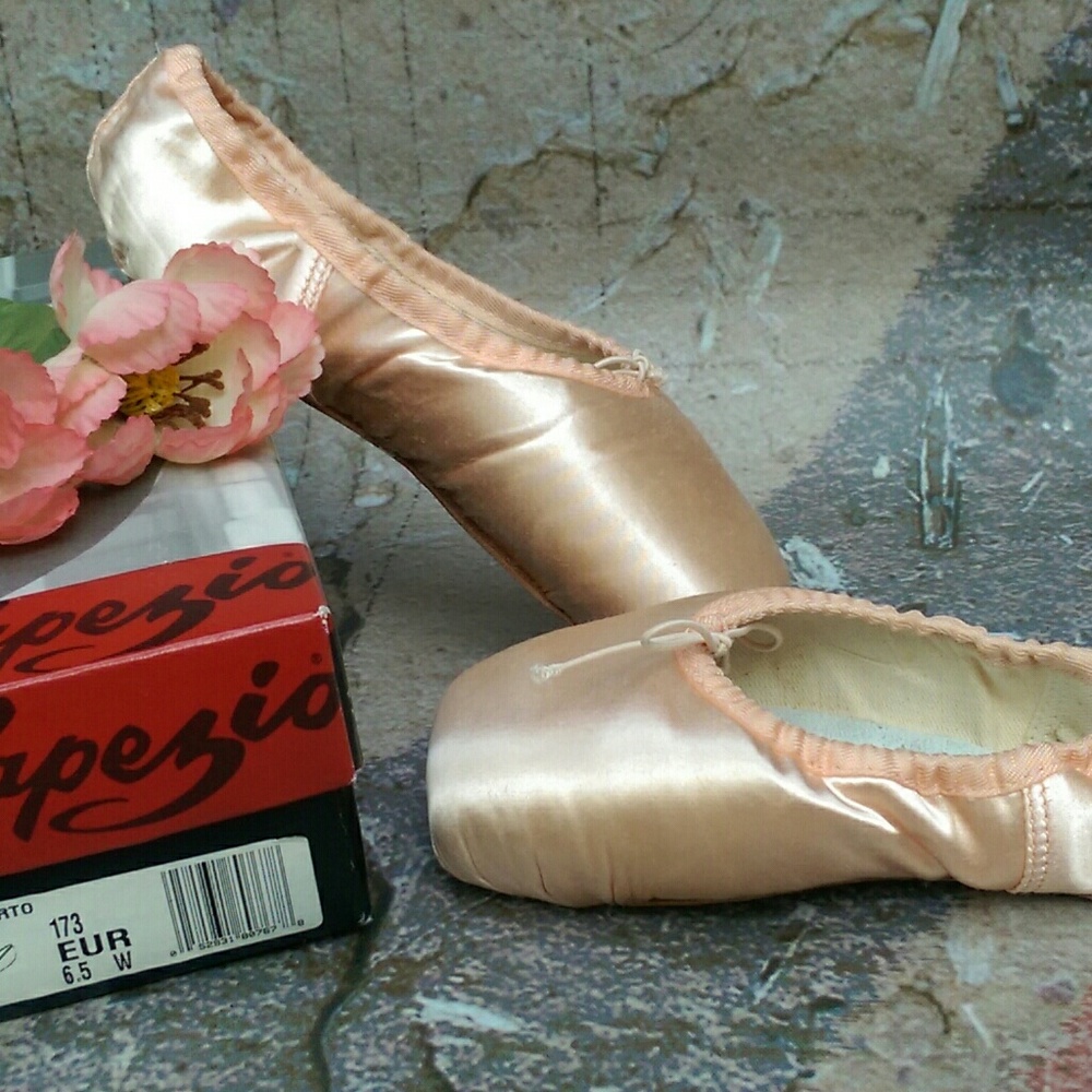 Capezio "Concerto" pointe shoes size US 6.5 W